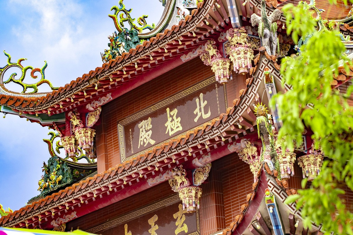 Completed view of the Alian Beiji Temple Archway donated by YUIMOM GROUP, showcasing exquisite craftsmanship and dedication to the community.